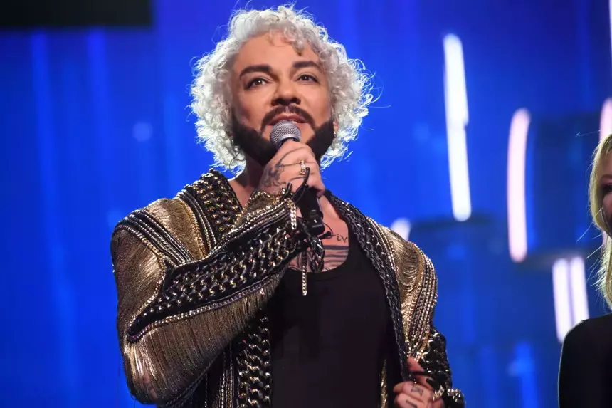 Паук и голубь: Филипп Киркоров начал забивать татуировками шею