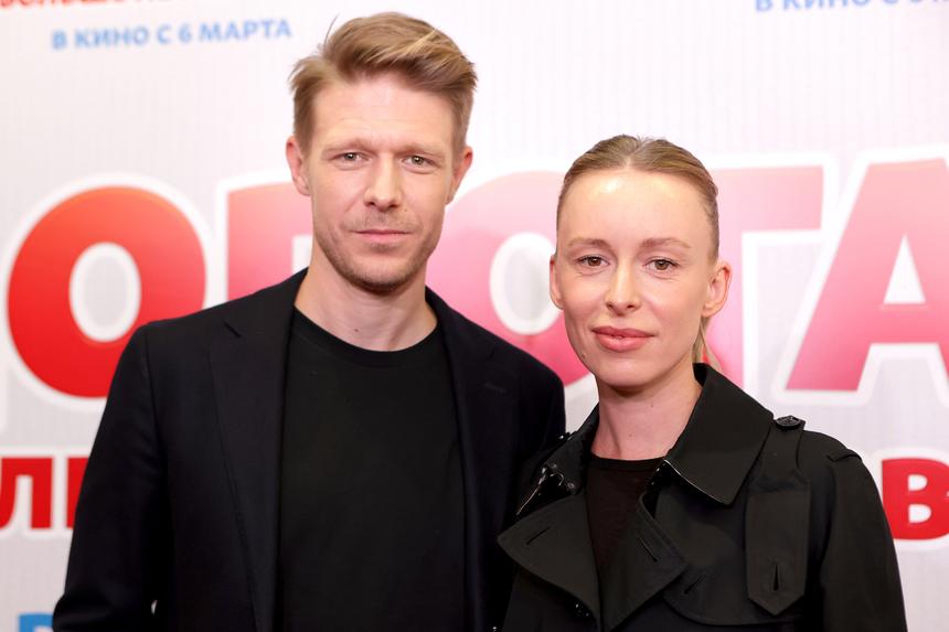 Влюбленный и счастливый: Никита Ефремов вышел в свет с художницей Ольгой Шурыгиной