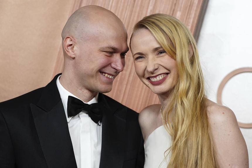 Жена Юры Борисова устроила фотосессию своим туфлям на «Оскаре» и стала мемом