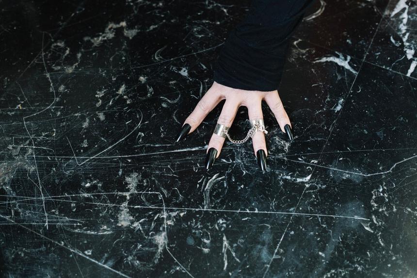 В Нижнем Новгороде школьница оделась во все черное и исчезла, оставив записку