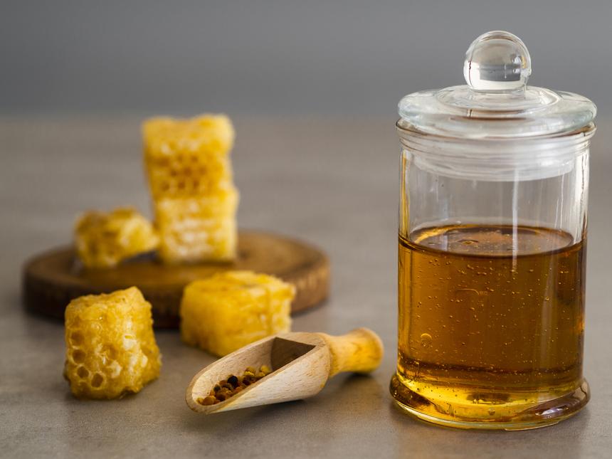 Зуд, сыпь, отек гортани: какую опасность таит в себе мед