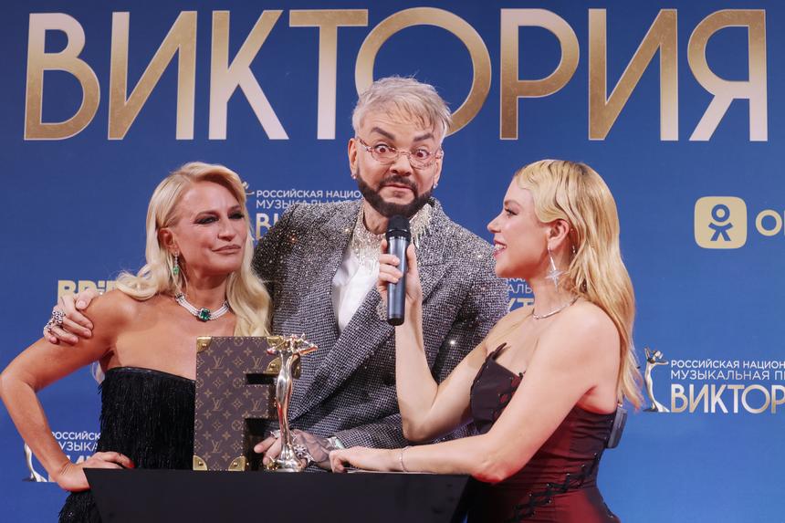 Певец Филипп Киркоров вышел в свет с сумкой от Louis Vuitton за 690 тысяч рублей