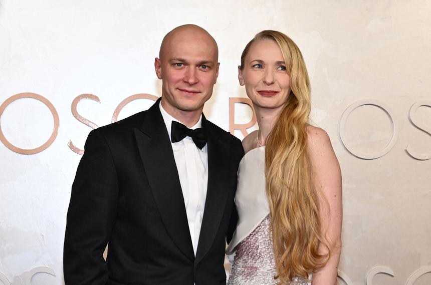 Модный провал? Разбор образов жены Юры Борисова и Майки Мэдисон на «Оскаре»