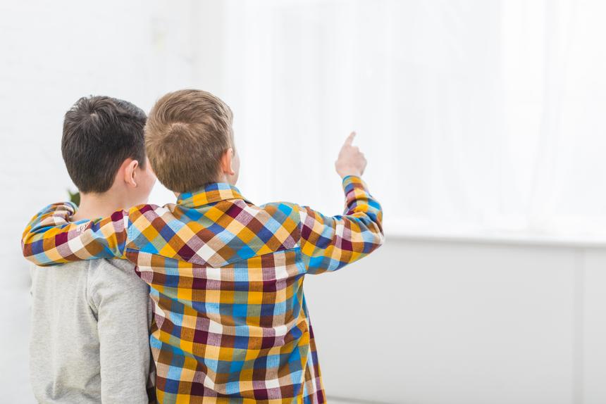 87-летнюю учительницу судят за насилие над пятью школьниками