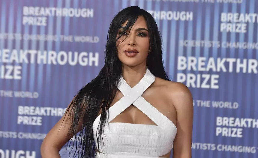 Огромная надувная кукла с лицом и телом Ким Кардашьян появилась в Нью-Йорке