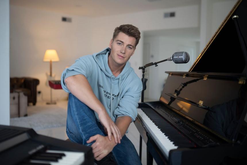 «Я неисправимый романтик»: Алексей Воробьев о творчестве, жизни после инсульта и поисках любви