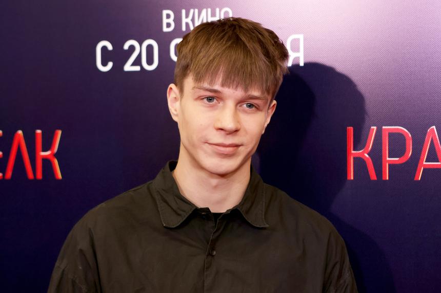 «Не понимаю, что происходит»: мама актера Калюжного отреагировала на слухи об уклонении сына от армии