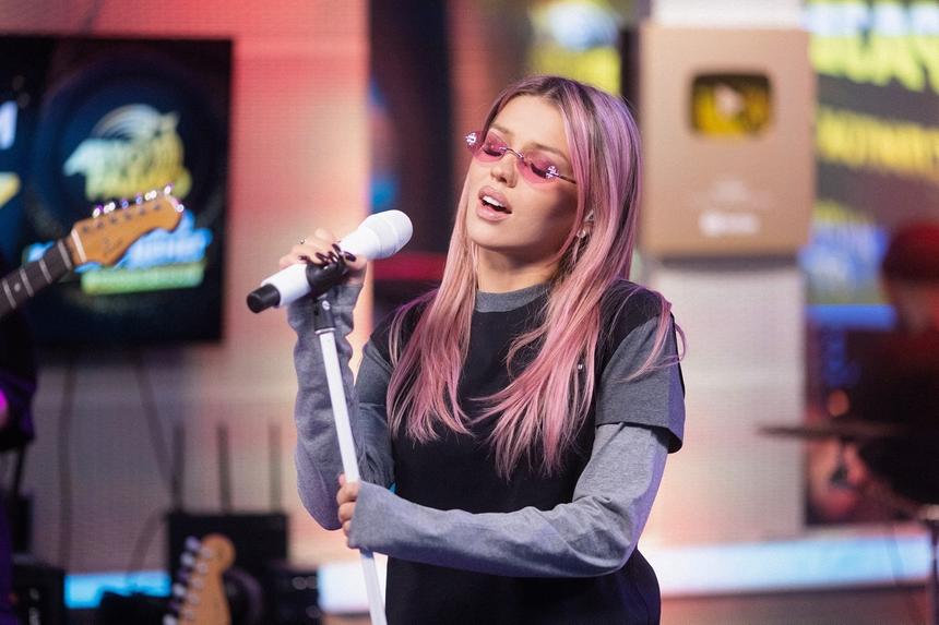 Певица Люся Чеботина назвала свою песню волшебной и рассказала о смене имиджа