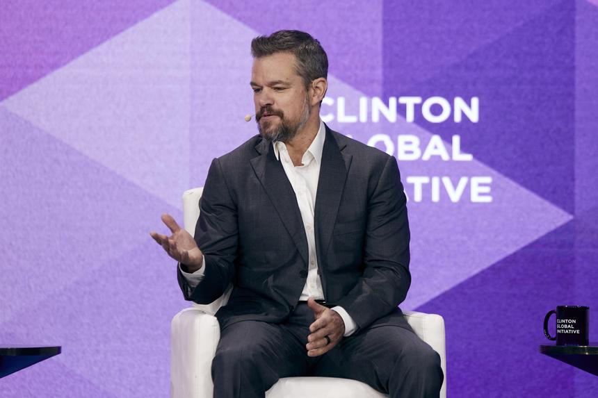 Мэтт Деймон отпустил бороду и усы и удивил прессу новым имиджем