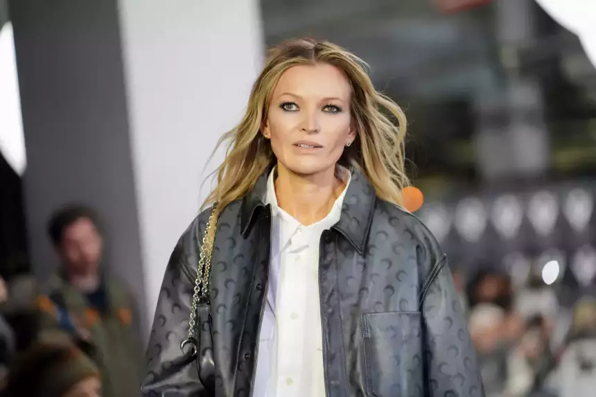 Кейт Мосс приехала на Неделю моды в Париже в сетчатых колготках