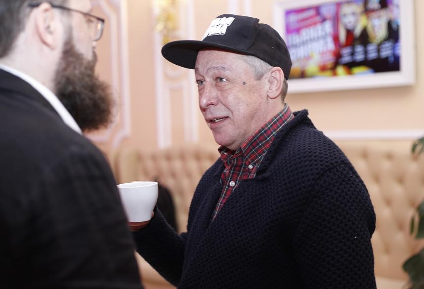 Ставит автограф: спрос на деревянные поделки Михаила Ефремова резко вырос после новостей о возможном УДО