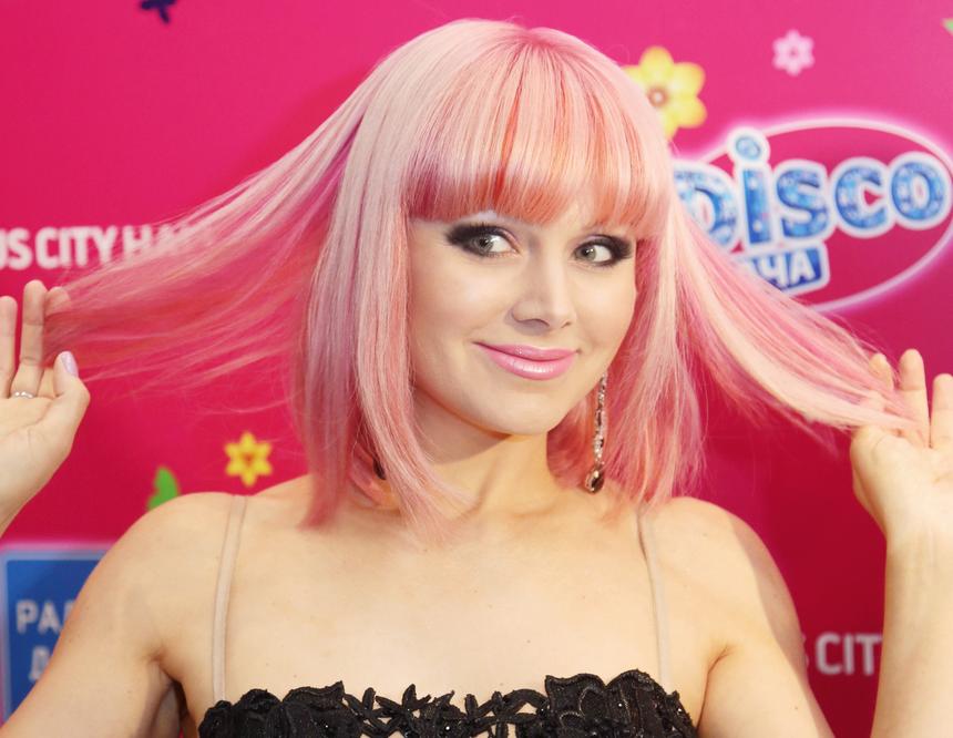 «Костя, я падаю!»: Натали в мини-платье едва не рухнула на глазах у поклонника в Кремле