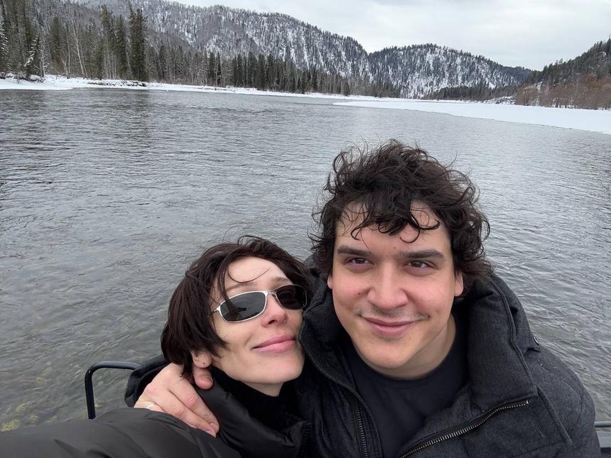 Без иноагентов и откровенных нарядов: Настя Ивлеева уехала на Алтай с мужем праздновать 34-летие