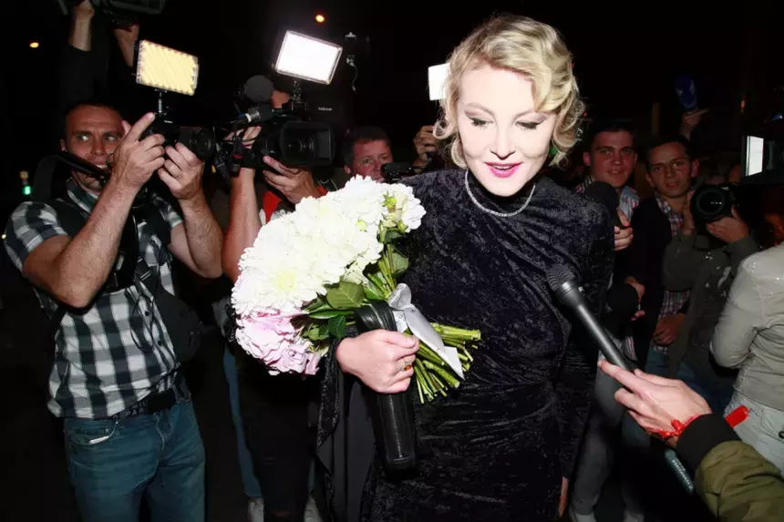 58-летняя актриса Рената Литвинова снялась в белой шубе Balenciaga для глянца