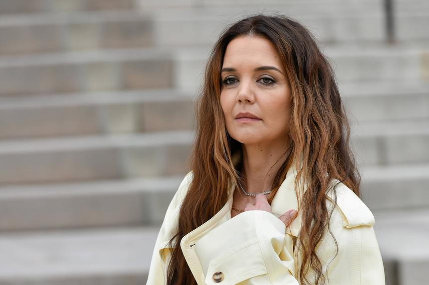 Кэти Холмс застали на редкой прогулке с дочерью Сури от Тома Круза