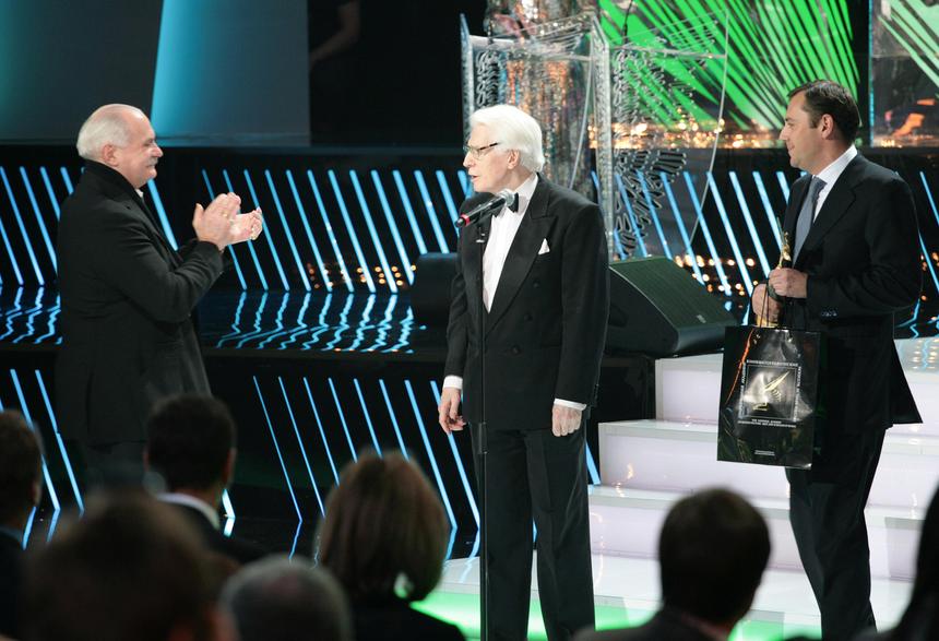 Вазы разбросаны, букеты засохли: за могилой Олега Стриженова никто не ухаживает