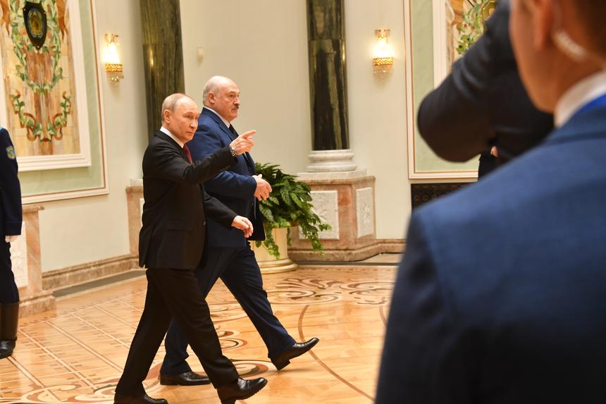 «Скромно затесался в толпу журналистов»: младшего сына Лукашенко Николая заметили в Кремле