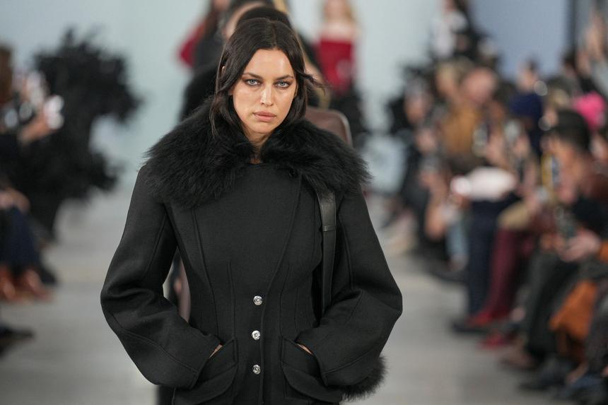 Модель Ирину Шейк засняли на прогулке с 7-летней дочерью от Брэдли Купера