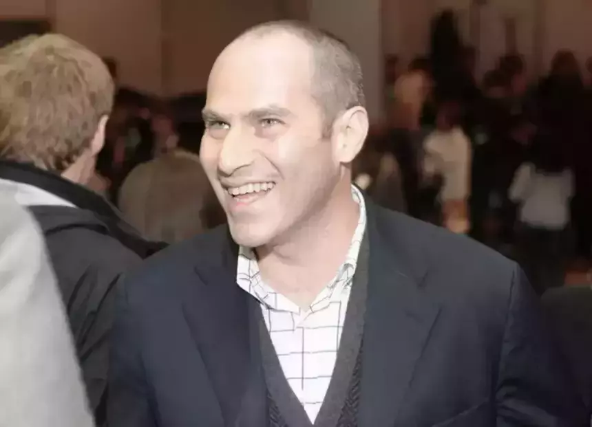 НТВ: шоумен Михаил Шац* попытался тайно избавиться от квартиры в России