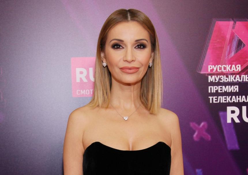 Ольга Орлова ответила хейтерам, что она не стесняется целовать 23-летнего сына