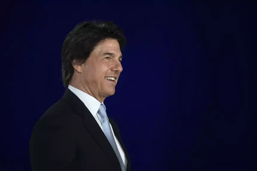 62-летний Том Круз вышел на прогулку с 36-летней Аной де Армас в Лондоне