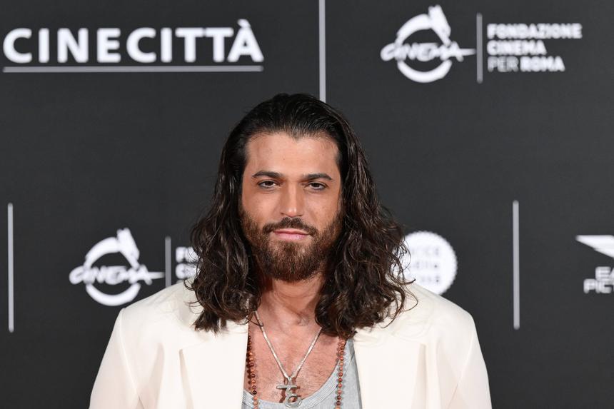 В Москве с хлебом и солью встретили звезду турецких сериалов Джана Ямана