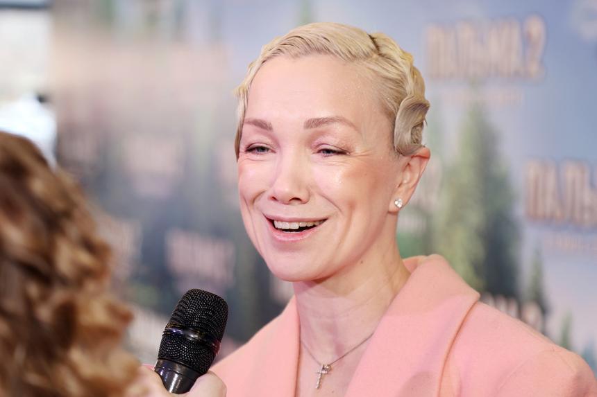 41-летнюю актрису Дарью Мороз раскритиковали за образ в розовом пальто