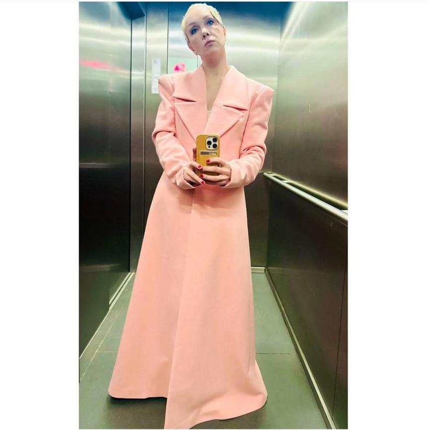 41-летнюю актрису Дарью Мороз раскритиковали за образ в розовом пальто