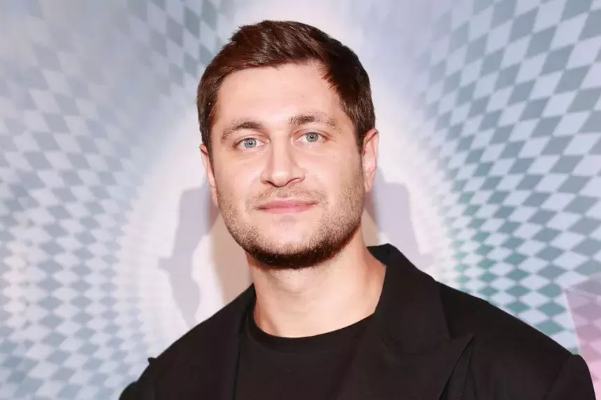 Блогер Дава отметил 32-летие в ресторане с беременной женой Мари Краймбрери