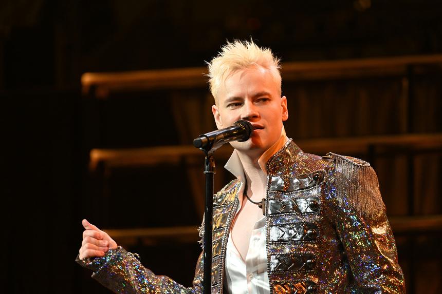 20-летнего сотрудника салона сотовой связи задержали за слив данных певца SHAMAN