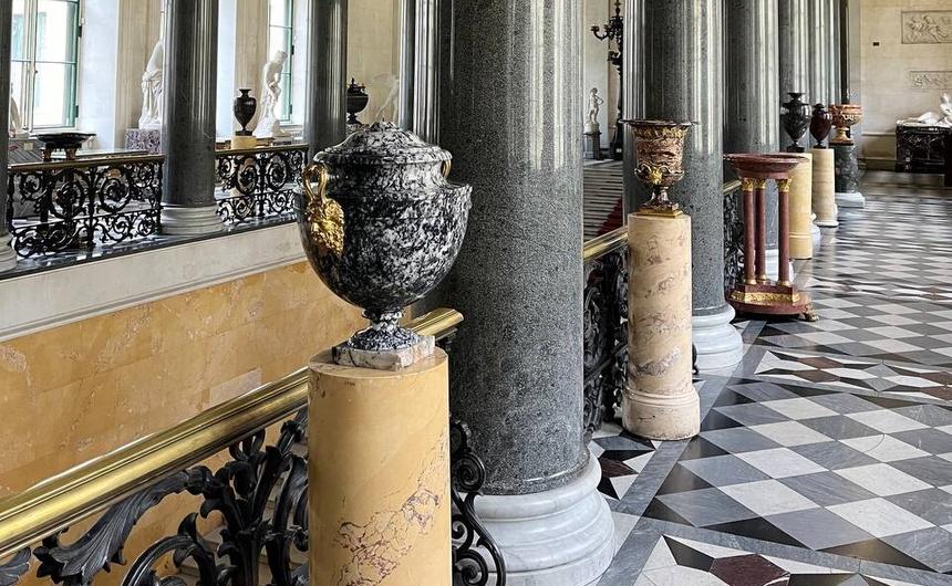 Вынесли модный приговор: двух девушек не пустили в Эрмитаж, потому что они были слишком нарядно одеты