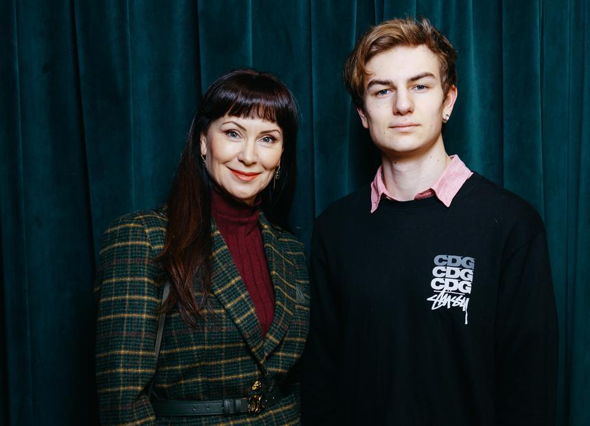 Актриса Нонна Гришаева вышла в свет с 18-летним сыном Ильей Нестеровым