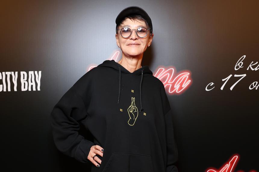 69-летняя Ирина Хакамада вышла в свет в худи с дырками и выцветших джинсах