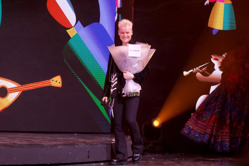 SHAMAN провел урок музыки в школе Новомосковска и разобрал с учениками свои песни