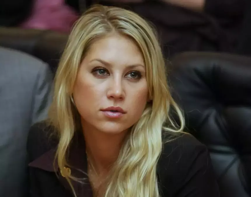 Анну Курникову без инвалидной коляски заметили на яхте с Энрике Иглесиасом