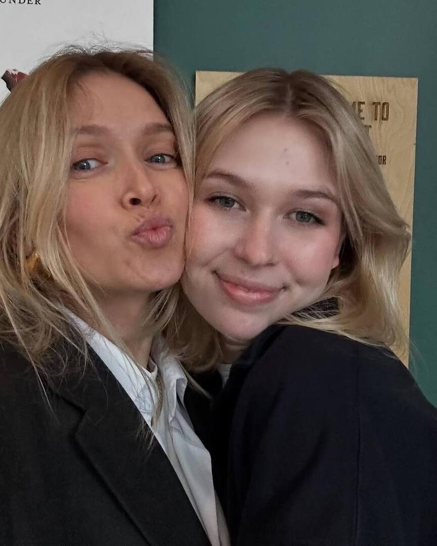 Уехавшая из России Вера Брежнева снялась с повзрослевшей дочерью