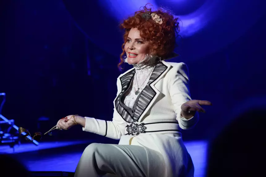 Актриса Яковлева заявила, что не видит ничего плохого в романе с молодым парнем