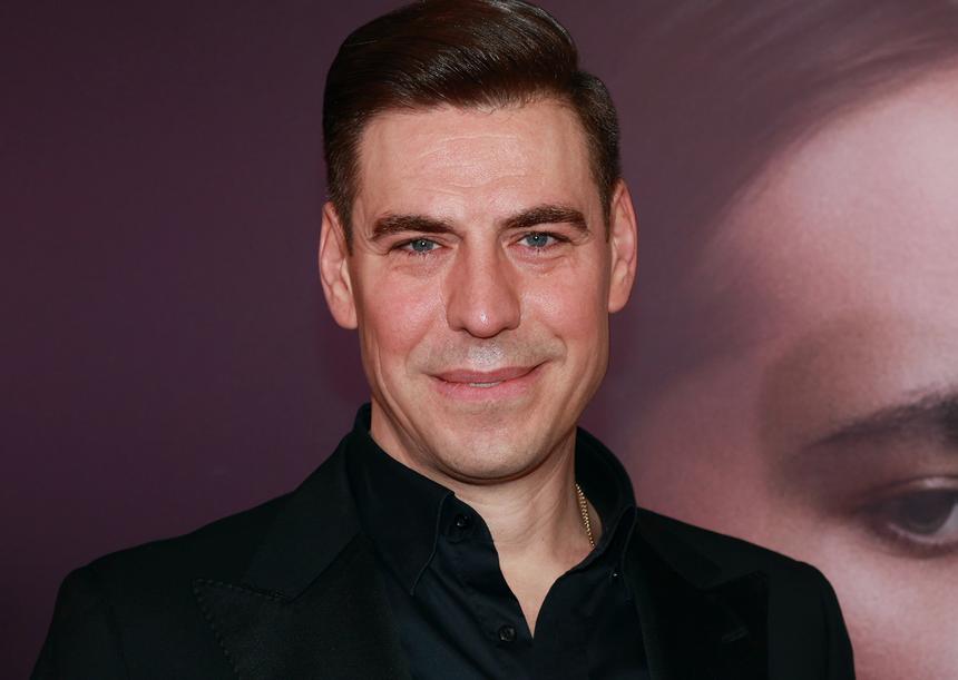 «Вызывает интерес у поклонниц со времен „Бригады“»: продюсер объяснил комический образ Дмитрия Дюжева