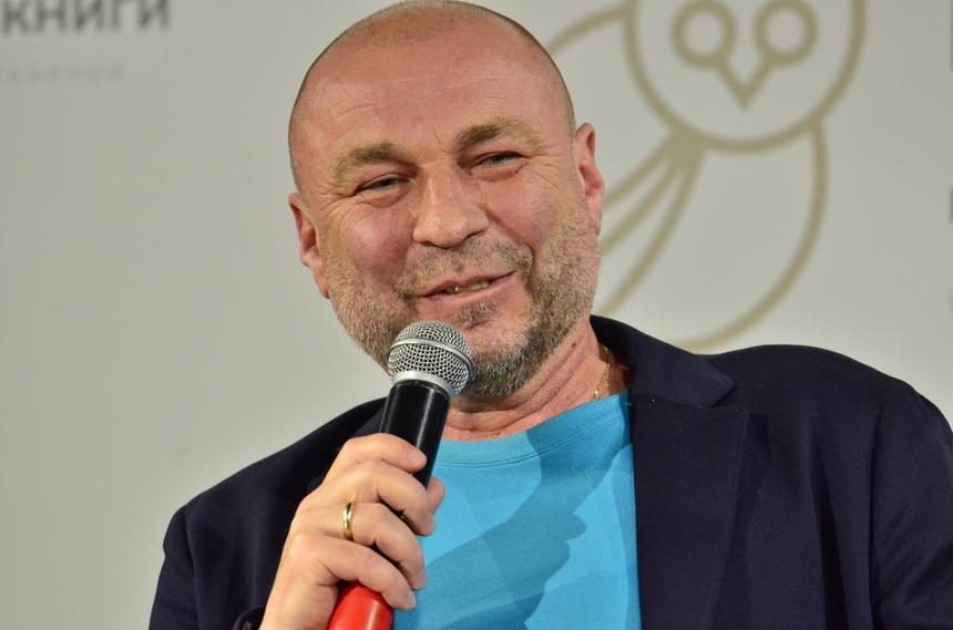 Бывший муж Татьяны Навки выложил редкое фото с женой и дочерьми, не скрывая их лиц