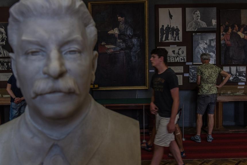 «Планов нет»: правнук Сталина отказался идти на парад Победы