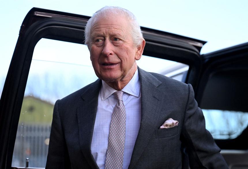 Онкобольной король Великобритании Карл III сыграл на публике на морковке