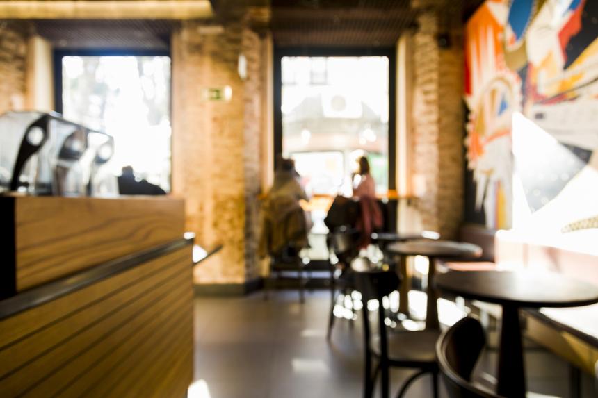 Потянулась за сигаретой: российская школьница рухнула на первый этаж в ТЦ