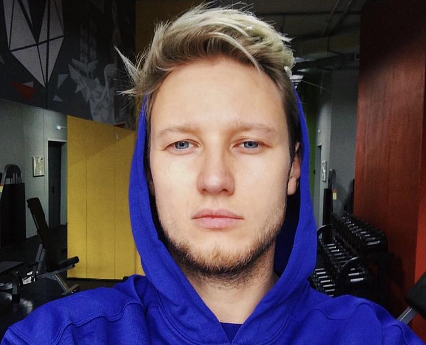 «Ему тяжело»: участник группы «Челси» не отходит от детей после внезапной смерти жены во сне