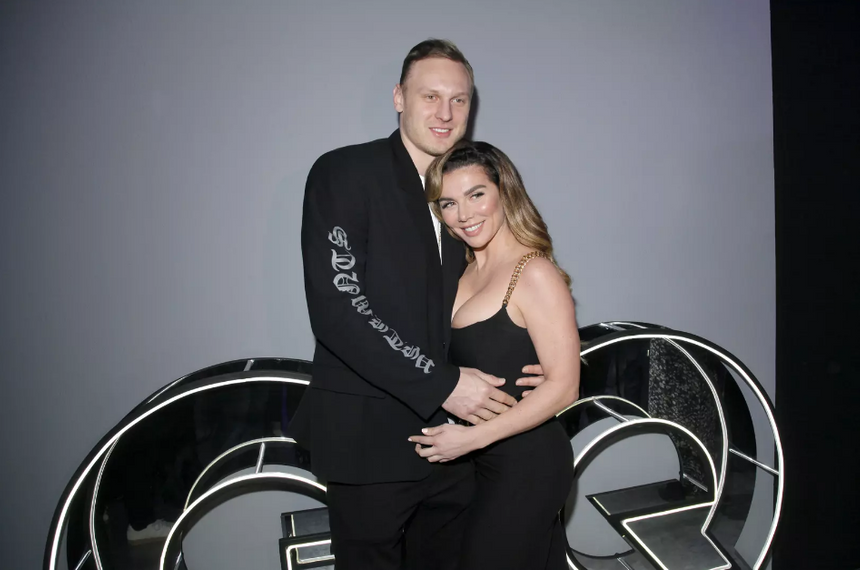 Отец Яниса Тиммы рассказал, что Седокова заблокировала его во всех соцсетях