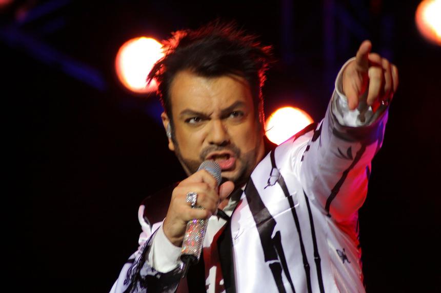 «Льют грязь на меня, а так никто бы про них не вспомнил!»: Филипп Киркоров ответил критикующим его звездам