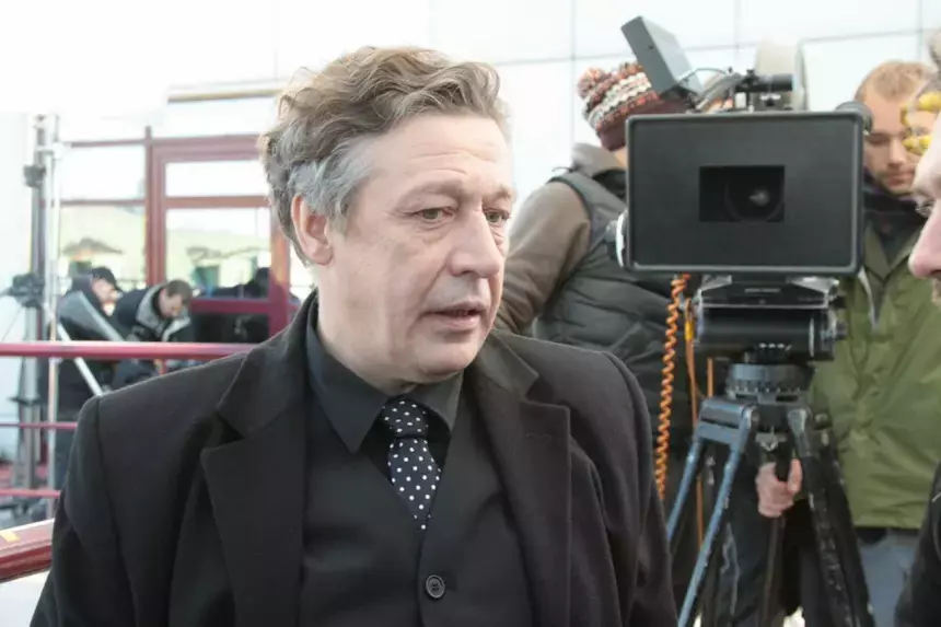 Обманул, что бросил? Михаила Ефремова уличили во вредной привычке после выхода по УДО