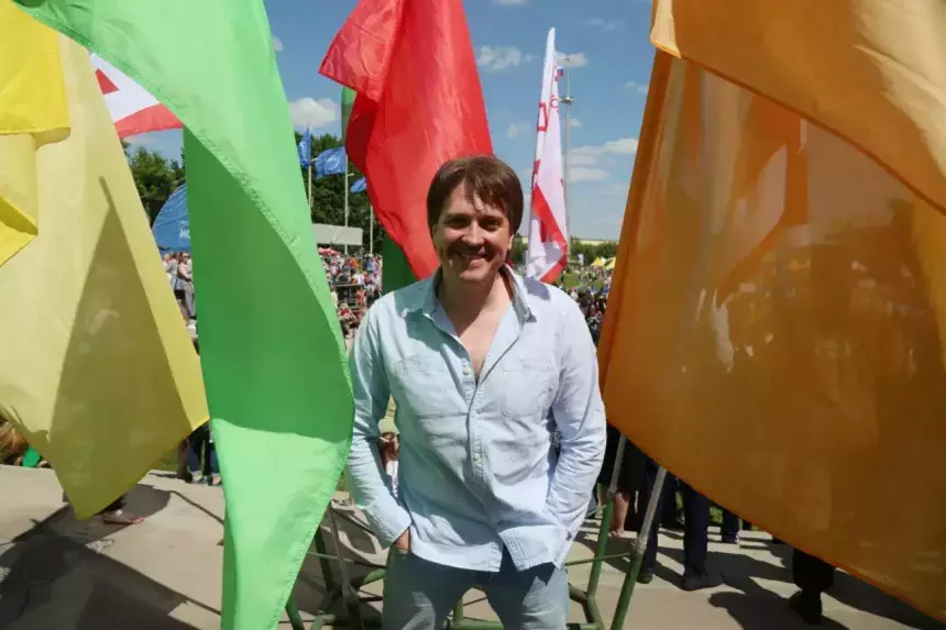 52-летний актер Денис Матросов рассказал о третьем браке с Рудич-Каструбиной