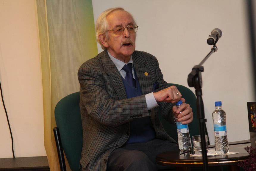 Жена Василия Ливанова прокомментировала новость об удалении тромба у актера