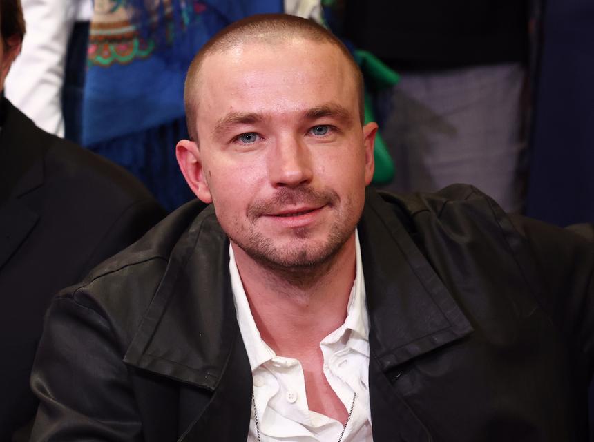 36-летний актер Александр Петров впервые вышел в свет после рождения сына