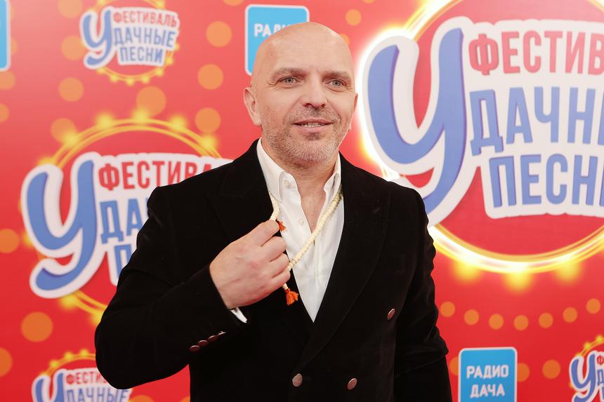 На нервной почве: Александр Шоуа потерял голос после ухода солистки из группы «Непара»